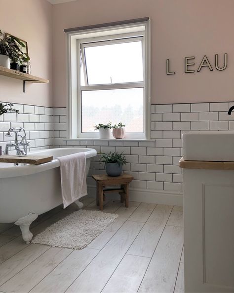 Modern style bathroom with blush pink and black accents Blush Pink And Grey Bathroom Ideas, Black And Blush Bathroom, Pink White And Grey Bathroom, Pink And Silver Bathroom, Bathroom With Pink Accents, Blush Pink And White Bathroom, Pink Black White Bathroom, Blush Pink Bathroom Walls, Sage And Blush Bathroom