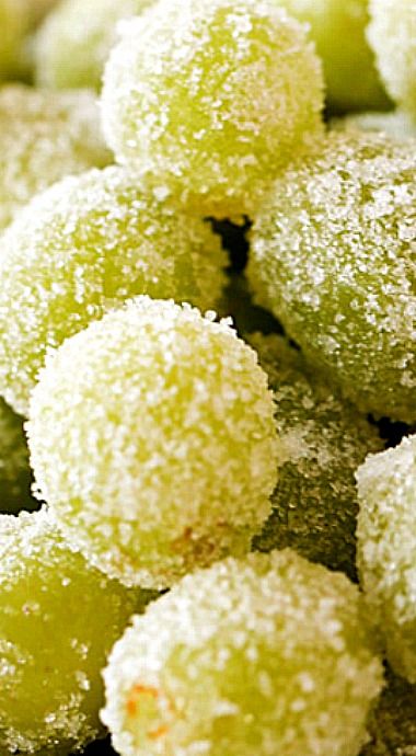 Sugared Champagne Grapes ❊ Prosecco Grapes, New Year's Eve Food, New Years Eve Dessert, Champagne Grapes, Super Easy Desserts, Easy Holiday Desserts, Grape Recipes, Boozy Desserts, Cooking Wine