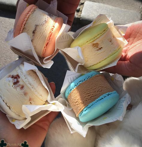 Macaroon Ice Cream, Macaron Ice Cream, Macaron Ice Cream Sandwich, Pretty Dessert, Ice Cream Sandwiches, Cream Sandwich, Delicious Snacks Recipes, Cute Desserts, Ice Cream Sandwich