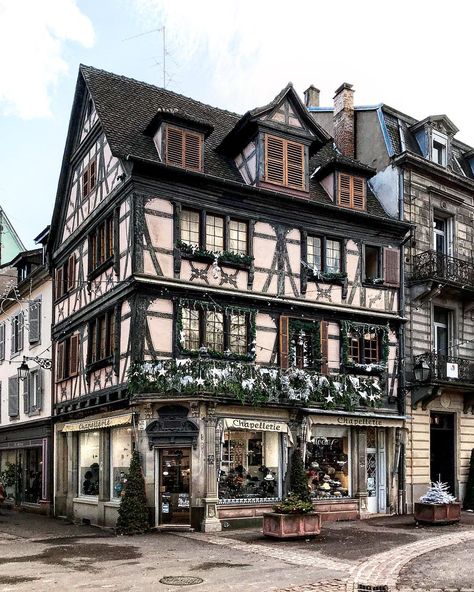 Chapellerie German Townhouse, Windenburg Aesthetic, Tudor Townhouse, Tudor Buildings, Apartment Building Exterior, Tudor Architecture, Medieval Towns, Exterior Sketch, Fantasy Kingdom