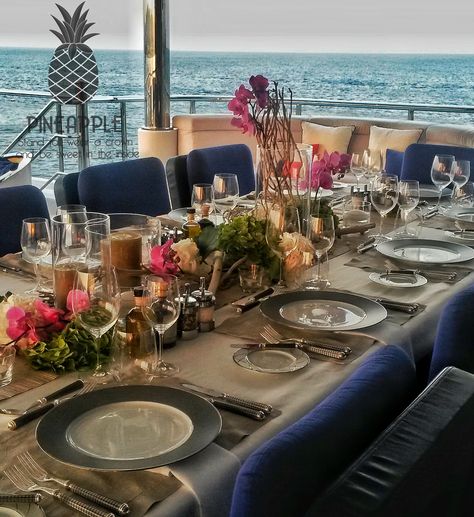 [ n @ t u r € ] fleurs, morceaux de bois, bougies et herbes = orchids + vases + wood sticks + candles... Jolie couché de soleil #decor #decoration #tabledecor #tabledecoration #dinner #boats #megayachts #missingit #summer #pastels #yachting #ringring #missingit #yacht #yachtinglife #goodevening #stewardess #silverservice #superyacht #luxury #tablesetting #kilorecruitment #candles #orchids #vases #stewardess #yachtstewardess #yachties #yachtieworld Yacht Birthday Party Ideas Decoration, Yacht Table Decorations, Superyacht Table Settings, Yacht Dinner Party, Yacht Stewardess Table Settings, Yacht Table Decor, Yacht Decorating Ideas Party, Golden Stew, Yacht Table Settings