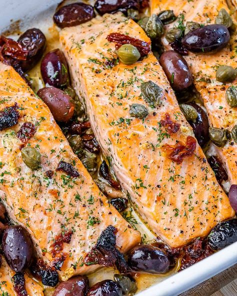 This recipe for Mediterranean Baked Salmon is fresh fish fillets topped with garlic, kalamata olives, sun-dried tomatoes, capers, and fresh dill, then roasted to tender perfection #salmonrecipe #bakedsalmon Salmon Piccata, Chicken Marbella, Mediterranean Salmon, Crispy Salmon, Easy Dinner Options, Fitness Meals, Super Easy Dinner, Fish Fillets, Easy Mediterranean Diet Recipes