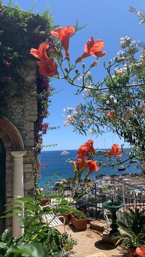 Italian Countryside Wallpaper, Italian Flowers Aesthetic, Summer In Italy Aesthetic Wallpaper, European Summer Aesthetic Wallpaper, Summer Asethic Photos, Italian Summer Wallpaper, Italian Beach Aesthetic, Italian Summer Aesthetic Wallpaper, Summer Asethic