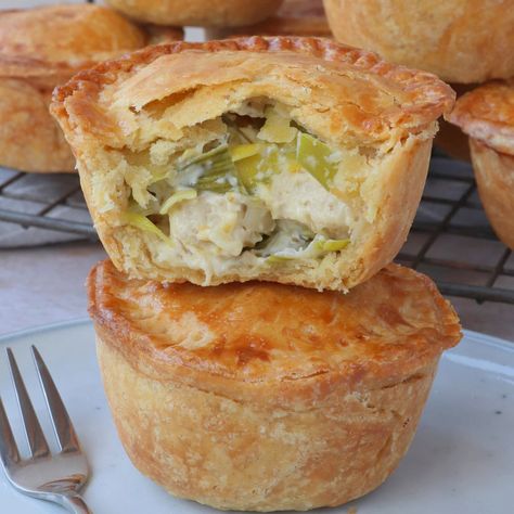 Mini Pies Easy, Vegetarian Pie, Leek Pie, Vegeterian Recipes, Pie And Mash, Gluten Free Brands, Vegan Pastries, Creamed Leeks, Gluten Free Pastry