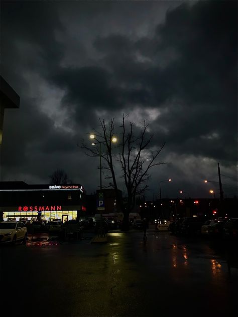 Dark Rainy Night Aesthetic Wallpaper, Ipad Wallpaper Aesthetic Rain, Black Out Days Aesthetic, Quiet Dark Aesthetic, Outside Dark Aesthetic, Dark Outside Pictures, Stormy Day Aesthetic, Dark Hour Aesthetic, Black Hour Aesthetic