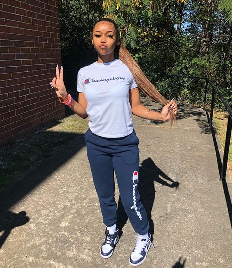 𝒑𝒊𝒏𝒕𝒆𝒓𝒆𝒔𝒕 : @shawtypr ❕ Champion Sweatpants Outfit, Outfits Baddie Aesthetic, Champion Sweatsuit, Champion Outfit, Champion Clothing, Outfits Baddie, Slay Outfits, Champion Sweatpants, Teen Swag Outfits