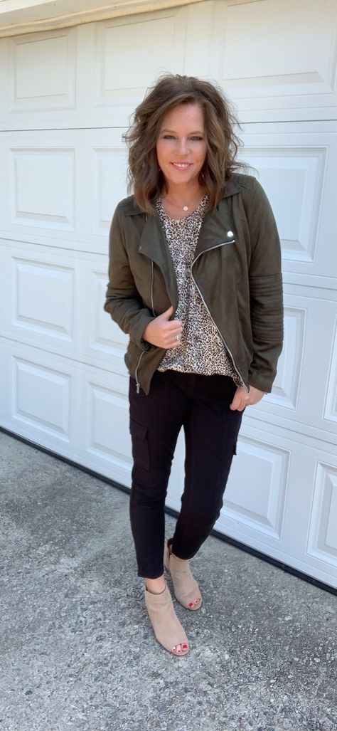 Olive Jacket Outfit, Beverly Ennis Hoyle, Outfits For Ladies, Outfits To Try, B And B, Olive Jacket, 2020 Trends, Outfits Fall, Cute Fall Outfits