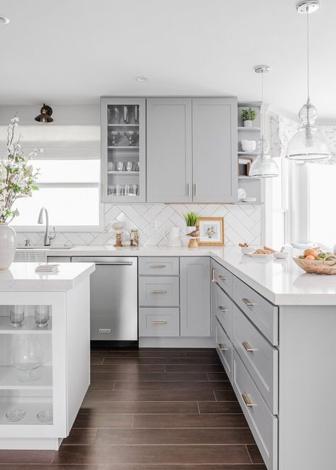 Bathroom Transitional, Light Grey Kitchen Cabinets, Light Grey Kitchens, Grey Kitchen Designs, Kitchen Transitional, Gray And White Kitchen, Kabinet Dapur, Gray Kitchen, Grey Kitchen Cabinets