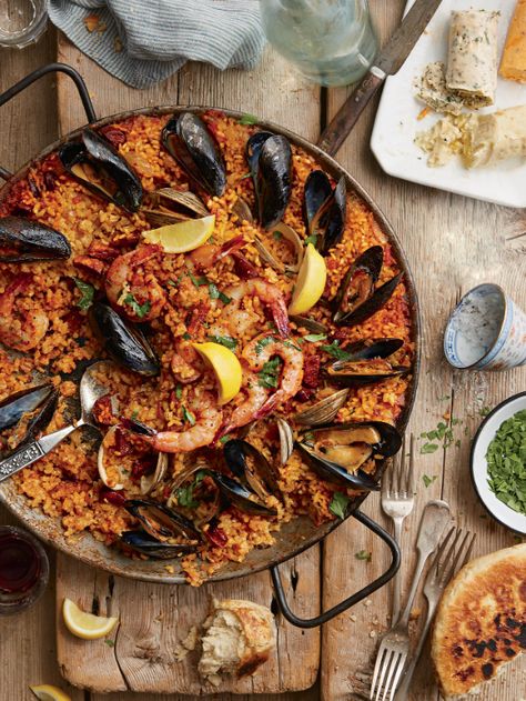 Paella Recept, Paella Party, Paella Recipe Seafood, Grilled Fish Recipes, Paella Recipe, Fish Recipes Healthy, Spanish Food, Salmon Recipes, A Fire