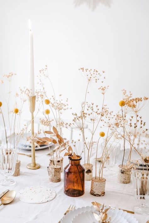 Love the dried foliage and flowers in this table setting. Would make a beautiful minimalist wedding table🍂 Flower Table Decorations, Modern Table Decor, Rustic Wedding Decorations, Tafel Decor, Unconventional Wedding, Thanksgiving Table Settings, Wallpaper Vintage, Deco Floral, Dried Floral