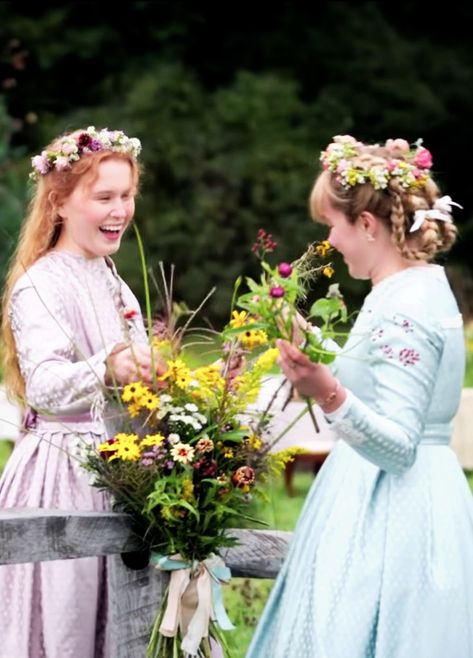 Eliza Scanlen as Beth March & Florence Pugh as Amy March in Little Women (2019). Eliza Scanlen, The March Sisters, Beth March, March Sisters, Flo Pugh, Me And Bestie, Pretty Costume, Lei Lei, Florence Rose