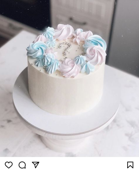 Gender Reveal Cake Ideas Simple White, Cute Gender Reveal Cakes, Gender Reveal Cake Simple, Small Gender Reveal Cake, Gender Reveal Cake Ideas Simple, Simple Gender Reveal Cake, Gender Reveal Cake Diy, Gender Reveal Cake Ideas, Gender Reveal Dessert