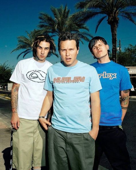 Blink 182 Fashion, Blink 182 Outfit, Blink 182 Funny, 2000s Fashion Men, Blink 182 Tom Delonge, Blink 182 Tom, 2000s Punk, Band Photoshoot, 90s Punk