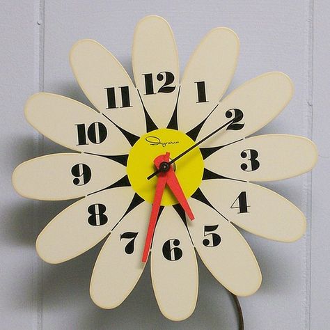 Ingraham Daisy Electric Wall Clock Etsy Kitschy Home, Studio Ceramics, Cool Clocks, Retro Clock, Maximalism, Clock Face, Vintage Clock, Retro Home, Dream House Decor