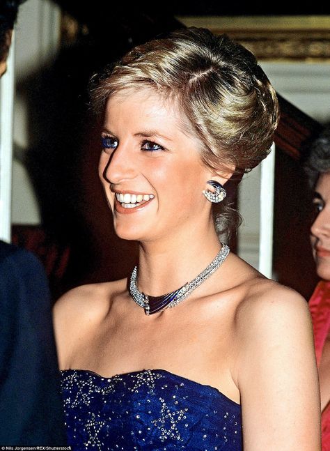 This striking choker and crescent-shaped earrings — part of a set which also included a di... Princess Diana Fashion, Princess Diana Family, Princess Diana Photos, Princess Diana Pictures, Princes Diana, Diana Fashion, Lady Diana Spencer, Royal Princess, Diana Spencer