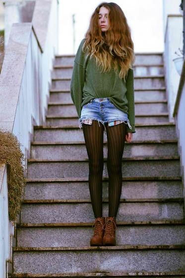 Jean shorts and leggings or tights are a good way to go, too! Shorts With Tights Outfit, Shorts And Tights Outfit, Shorts And Tights, Killstar Clothing, Shorts Tights, Hm Sweater, Fall Attire, Hello May, Tights Outfit