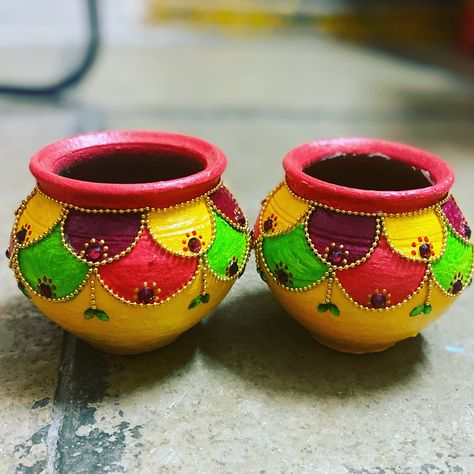 Mataki Decoration Idea For Diwali, Miniature Pot Painting, Diy Matki Decoration, Diwali Pot Painting Ideas, Matki Painting Ideas For Janmashtami, Pot Painting For Diwali, Diwali Pot Decoration, Pot Decoration For Janmashtami, Matka Painting For Janmashtami