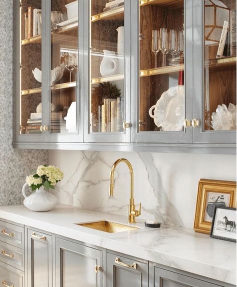 Kitchen Ideas Gold, Grey Gold Kitchen, Dapur Rustic, Pantry Interior, Home Decor Grey, Model Dapur, Desain Pantry, Farmhouse Kitchen Remodel, Interior Minimalista