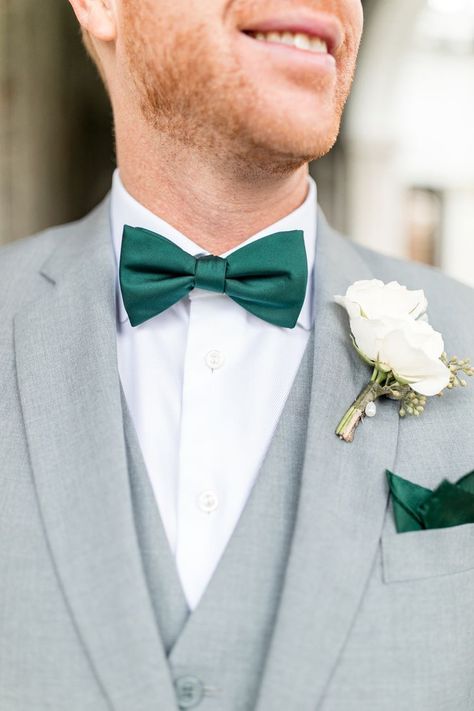 Chambelanes Suits, Groom Suit Green, Magenta Wedding Decorations, Grey Groom Suit, Emily Holmes, Mansion Christmas, Bridesmaid Dress Green, Simple White Wedding Cake, Green Tux