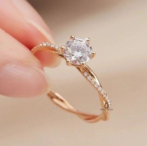 Simple But Elegant Wedding Rings, Engagement Rings Elegant Simple, Elegant Simple Engagement Rings, Simple Engagement Rings Gold, Wedding Rings Engagement Gold, Unique Wedding Rings Silver, Simple Gold Engagement Rings, Twist Engagement Rings, Pretty Wedding Ring