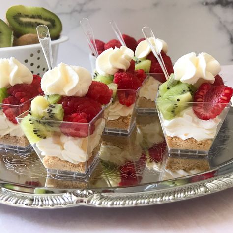 Easy Recipes For Snacks, Fruit Parfait Cups, Mini Parfaits, Fruit Parfaits, Recipes For Snacks, Dessert Shooters Recipes, Dessert Cups Recipes, Dessert Shooters, Mini Dessert Cups