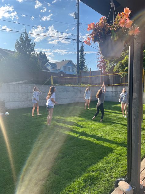 Volleyball Backyard Ideas, Volleyball Sleepover Ideas, Outdoor Games Aesthetic, Summer Volleyball Aesthetic, Volleyball Net Backyard, Outdoor Sleepover Ideas, Volleyball Backyard, Volleyball Outside, Volleyball With Friends