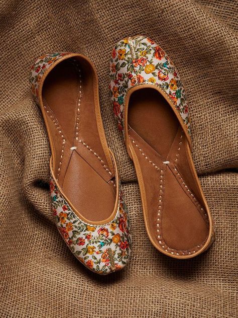 Pakistani Shoes, Indian Sandals, Slippers Outfit, Fancy Sandals, Indian Shoes, Punjabi Jutti, Shoes Heels Classy, Embroidery Shoes, Girly Shoes