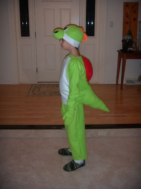 Pixeltrashamania: Yoshi Halloween Costume Yoshi Halloween Costume, Yoshi Halloween, Yoshi Costume, Mario Bros Birthday Party Ideas, Childrens Halloween Costumes, Mario Costume, Mario Bros Birthday, Cheap Halloween Costumes, Dinosaur Costume