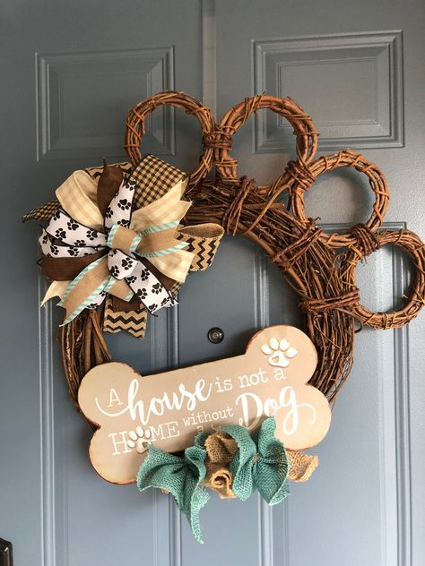 Christmas Dog Wreath, Dog Wreath Ideas, Dog Paw Wreath, Farm Wreath, Paw Print Crafts, Paw Wreath, Dog Wreaths, Dog Christmas Wreath, Paw Crafts