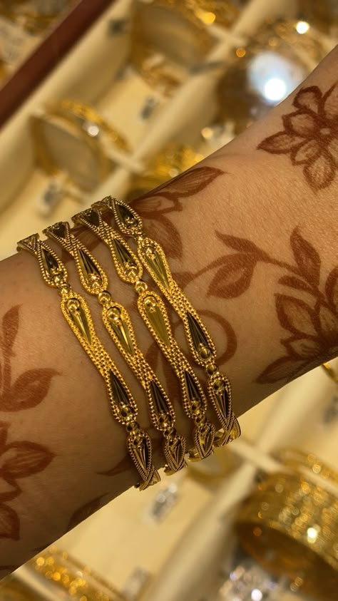 Saudi Gold Jewellery Design, Arabic Gold Bracelet, Arab Gold Jewelry, Arabic Gold Jewelry, Arab Gold, Modest Jewelry, Gold Jewelry Aesthetic, Gold Bracelets Stacked, Arabic Jewelry