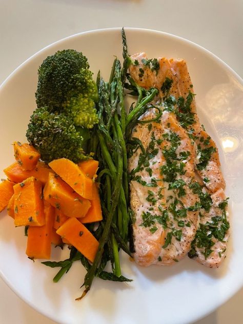 Fish Dinners Healthy, Salmon And Sweet Potatoes, Sweet Potato And Broccoli, Salmon Veggies, Potato And Broccoli, Salmon And Veggies, Salmon With Asparagus, Salmon Broccoli, Wild Asparagus