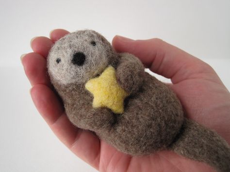 Adorable needle felted otter!  <3 Needle Felting Sea Creatures, Needle Felt Sea Creatures, Needle Felted Star, Needle Felted Gift Ideas, Wool Felting Ideas, Simple Needle Felting, Felt Critters, Felted Bear, Felted Crafts