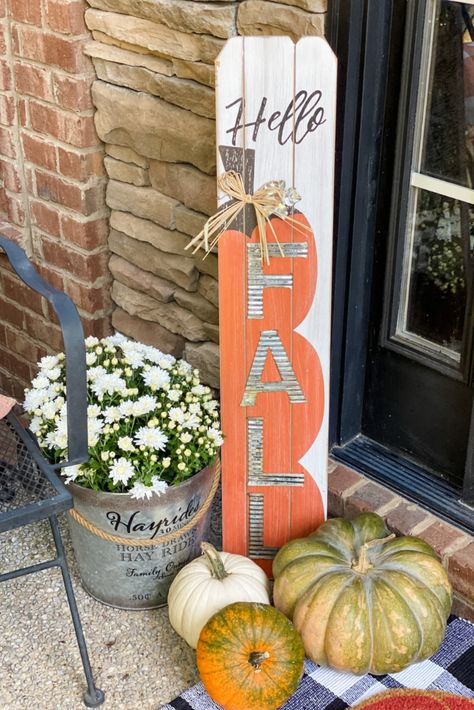 Fall Porch Signs Diy Cricut, Fall Outdoor Signs Front Porch, Fall Porch Boards, Farm Porch Ideas, Fall Porch Signs Diy, Fall Porch Signs, Porch Projects, Autumn Porch Decor, Cricut Tricks