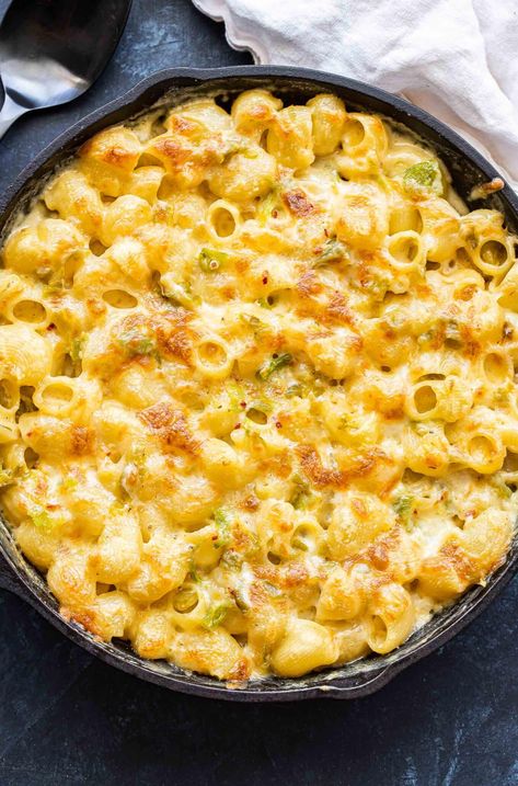 Mac And Cheese Ideas, Green Chile Mac And Cheese, Jalapeño Mac And Cheese, Grilled Pasta, Brisket Mac And Cheese, Chile Mac And Cheese, Chile Mac, Smoked Mac And Cheese, Green Chile Recipes