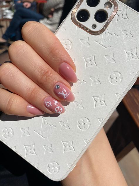 Nailart, nail design, lv nails, luxury, designer, nude, classy Luxury Brand Nails Design, Nail Lv, Lv Nails Louis Vuitton, Lv Nails, Louis Vuitton Nails, Lux Nails, Dior Nails, Louise Vuitton, Gucci Nails