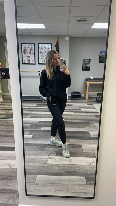 Physical therapist assistant outfit for an outpatient orthopedic clinic. Outfit reflects a fall/winter outfit. #saucony #hoka #amazonmusthaves #popsockets #casetify Chiropractic Assistant Outfit, Physical Therapist Student Aesthetic, Pt Tech Outfit, Physical Therapist Assistant Outfit, Chiropractor Outfit Women, Occupational Therapy Work Outfits, Pediatric Therapist Outfit, Physical Therapist Work Outfits, Physical Therapist Outfits Women