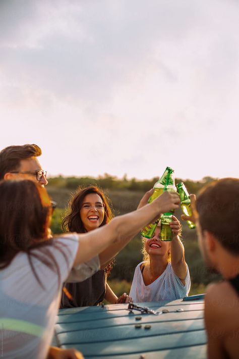 Beer Shot, Summer Beer, Beer Photography, Beer Photos, Beer Friends, Beer Cheers, Friends Drinks, Drink Photo, Friend Photoshoot