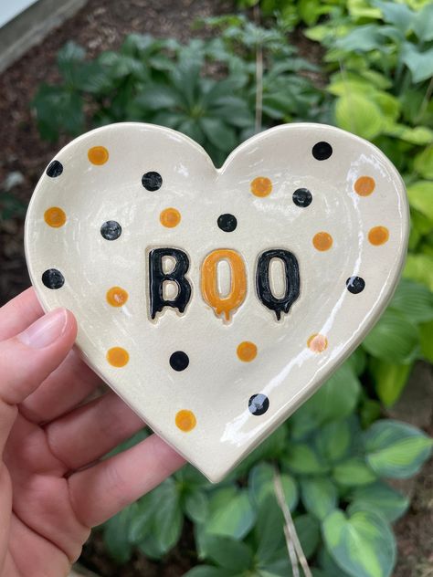 Super unique 🖤BOO🧡 dish, making for the  perfect classic halloween decor! Approximately 4.25 x 4.75 inches at its widest points Pottery Ideas Halloween, Halloween Clay Ideas Easy, Pottery Painting Ideas Halloween, Clay Fall Decor, Air Dry Clay Halloween Ideas, Halloween Pottery Painting, Clay Crafts Halloween, Clay Ideas Halloween, Spooky Ceramics