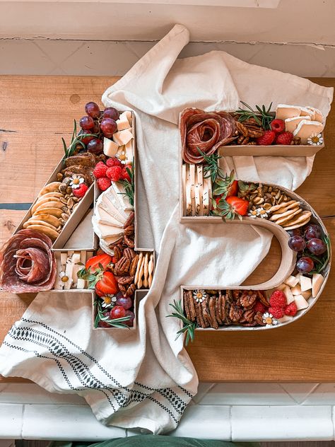 Charcuterie Board Numbers, Number Charcuterie Board, Letter Charcuterie Board, Charcuterie Numbers, Charcuterie Letters, Birthday Charcuterie Board, Birthday Charcuterie, Party Food Trays, Chacuterie Board