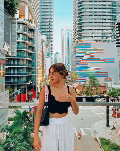 Brickell City Centre @carlaborrero_ Brickell Miami Aesthetic, Miami Outfits Night Classy, Miami Poses, Miami Instagram Pictures, Miami Photo Ideas, Usa Outfits, Miami Outfits Night, Miami Pictures, Miami Outfit