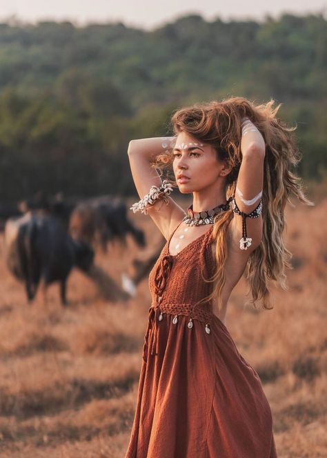 Boho Poses Bohemian Style, Nomad Aesthetic Fashion, Modern Druid Fashion, Nomadic Fashion, Hippie Photoshoot, Bohemian Photoshoot, Nomad Fashion, Boho Woman, Look Boho Chic