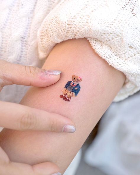 Photo shared by STUDIOBYSOL_ovenlee on March 09, 2020 tagging @poloralphlauren, @studiobysol, and @ovenlee.tattoo. L’image contient peut-être : une personne ou plus et gros plan Ovenlee Tattoo, Sailor Jerry, Polo Bear, Seoul Korea, Adorable Animals, Tattoo On, Print Tattoos, Frogs, Paw Print Tattoo