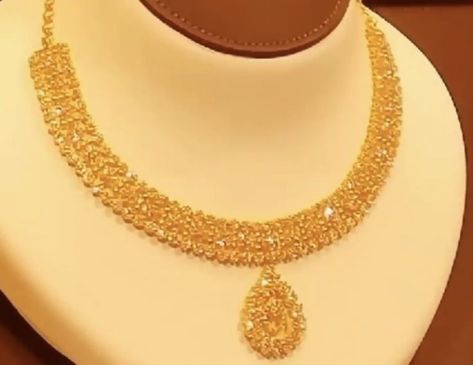 Jewellery Shoot Ideas, Gold Set Design, Gold Mala, Indian Gold Necklace Designs, Bridal Jewelry Sets Brides, Unique Gold Jewelry Designs, Bride Jewelry Set, Gold Bridal Necklace, Gold Jewelry Outfits