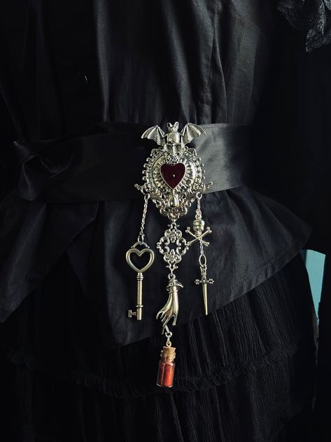 Vermont Aesthetic, Belt Aesthetic, Vampire Accessories, Gothic Brooch, Belts Aesthetic, Goth Princess, Interesting Jewelry, Crafting Inspiration, Gothic Vampire