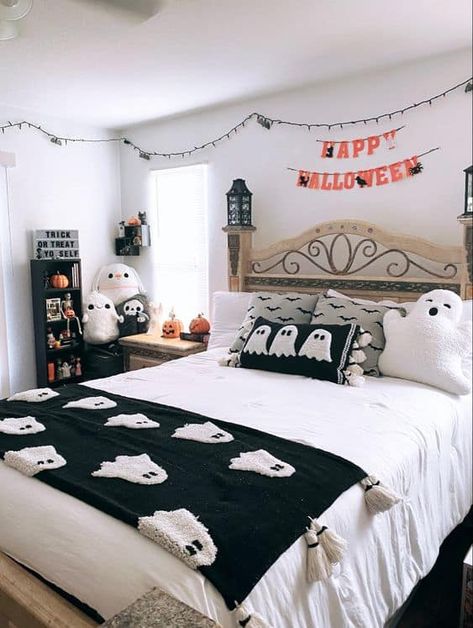 Holiday Room Decor, Zimmer Diy, Halloween Bedroom Decor, Holiday Bedroom, Halloween Decor Diy, Fall Room Decor, Fall Bedroom Decor, Halloween Bedroom, Holiday Room