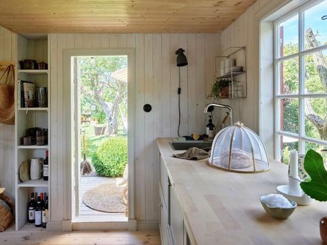 A Cozy Renovated Cottage on a Swedish Allotment 5 Swedish Cottage Interior, Swedish Cabin, Swedish Summer House, Home Ideas Kitchen, Allotment Garden, Scandinavian Cottage, Home Drawing, Drawing Home, Swedish Summer