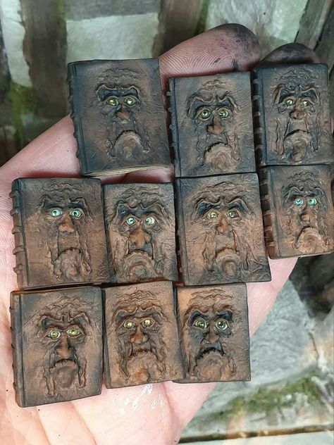 Haunted Dollhouse Diy Ideas, Gothic Miniatures, Witch Dollhouse, Polymer Clay Books, Halloween Diorama, Haunted House Diy, Book Art Sculptures, Dollhouse Halloween, Haunted Doll