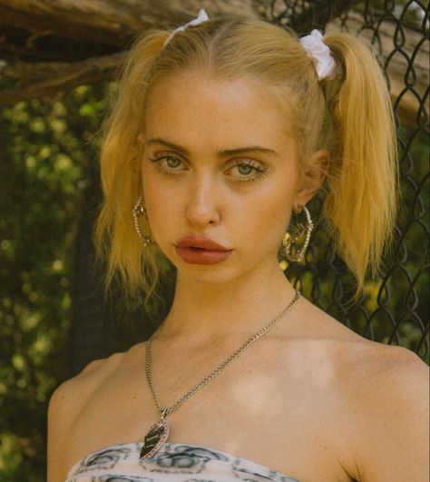 chloe cherry Chloe Cherry, Euphoria Fashion, Petra Collins, Lip Fillers, Woman Face, Maquillaje De Ojos, Celebrities Female, Face Shapes, Pretty People