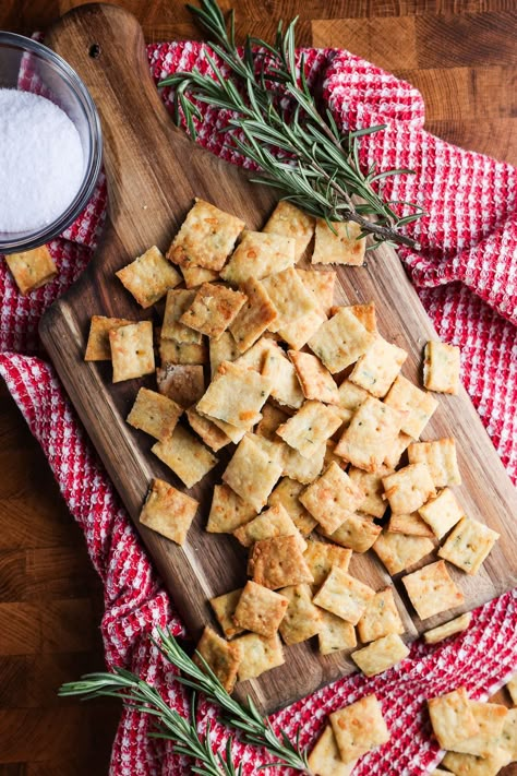 Insanely Easy Sourdough Crackers with Parmesan Cheese - Food Over Comfort Sourdough Starter Recipe With Potato Flakes, Sourdough Pasta Recipe, Sourdough Bread Rolls, Old Fashioned Cooking, Sourdough Discard Recipe, Sourdough Starter Discard Recipes, Sourdough Crackers, Starter Discard Recipes, Beginners Bread Recipe