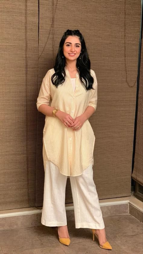 Style Outfits Summer, Summer Vibes Aesthetic, Sarah Khan, Aesthetic Summer Outfits, Trendy Outfits Indian, Simple Kurta Designs, Pakistani Fashion Casual, Casual Indian Fashion, Pakistani Fancy Dresses